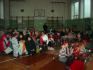 V tělocvičně jílovské základní školy děti viděly divadelní představení, od Mikuláše dostaly sladkou odměnu a poté se v průvodu vydaly na náměstí. (1. prosince 2007) 
